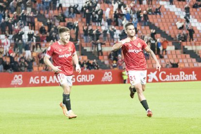 Aarón Rey i Joan Oriol, els dos protagonistes del gol de l'empat del Nàstic al final del segon temps.