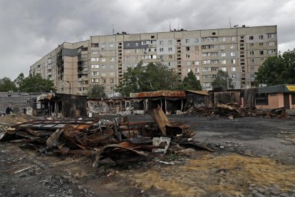 Vista de los destrozos causados por los bombardeos del Ejército ruso en uno de los barrios de Járkov