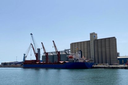 Un barco en el Puerto de Tarragona.