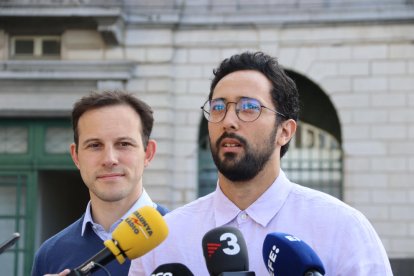 El rapero Valtònyc atendiendo los medios de comunicación con su abogado, Simon Bekaert.