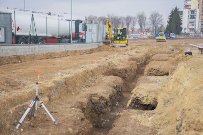 Operaris i màquines treballant ahir en els terrenys on Bricomart construirà el magatzem de venda per a professionals i particulars.