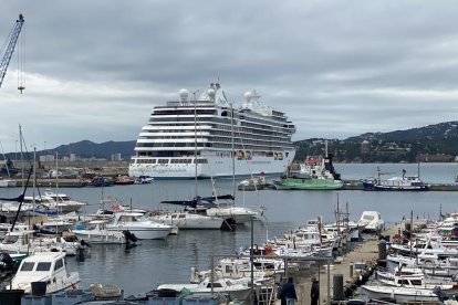 El creuer Seven Seas Splendor al port de Palamós.