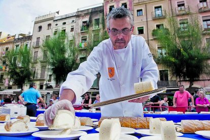 El Gremi d'Artesans Pastissers tornarà a preparar el Pastís del Braç, un braç de gitano de 75 metres del qual se'n fan 2.000 racions.