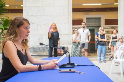 Aguilar durante el acto en que ha anunciado su renuncia como concejala.