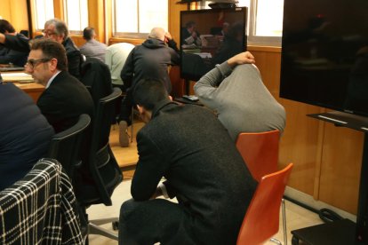 Imatge dels acusats que es jutgen a l'Audiència de Tarragona per assessinat en un robatori a Masllorenç.