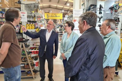 Carles Pellicer durante la visita a uno de los negocios del polígono.