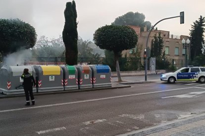 Imatge del contenidor incendiat amb la presència de la Guàrdia Urbana de Tarragona.