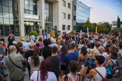 El col·lectiu Les Filomenes ha estat l'entitat convocant de la concentració que s'ha organitzat avui davant l'Ajuntament de Cambrils.