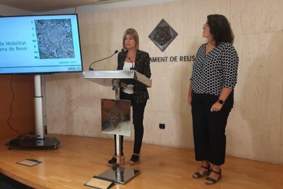 Imatge d'arxiu de Noemí Llauradó i Marina Berasategui presentant el Pla de Mobilitat Urbana de Reus.