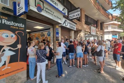 Imatge d'arxiu de cua de gent a la Loteria La Pastoreta de Reus.