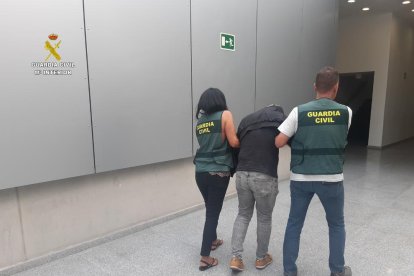 Imatge de la detenció de l'individu per producció i tinença de pornografia infantil.