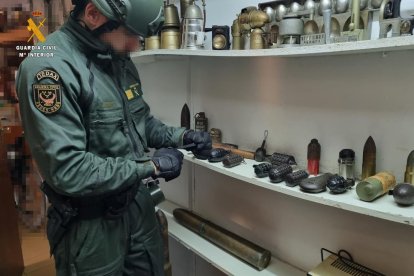 Uno de los especialistas revisando las armas.