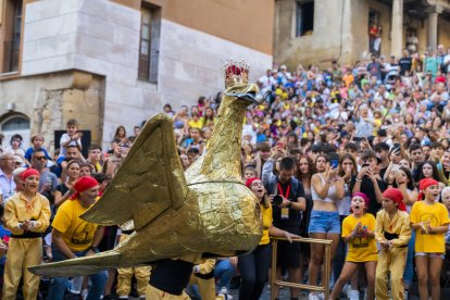 Tots els elements del Seguici Petit van actuar a la plaça de les Cols fent gaudir i ballar a tots els que van assistir.