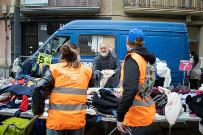 Imatge de la campanya Europe Direct repartint bosses als mercadets de Tarragona.