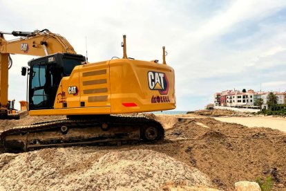 Una máquina regenerando la playa el pasado mes de junio.