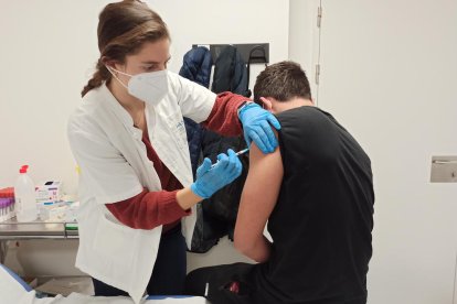 Un voluntari rebent el vaccí d'Hipra al Trueta.