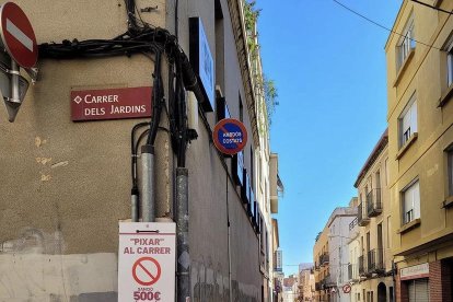 Un dels cartells que s'han distribuït per la ciutat, recordant que es multaran els actes incívics.