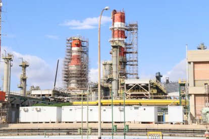 La torre de buit de la refineria de Repsol -a l'esquerra- és un dels elements on es faran treballs més profunds.