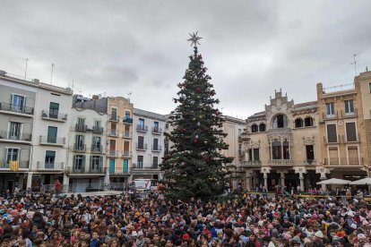 La cantada serveix per donar la benvinguda a les festes nadalenques.