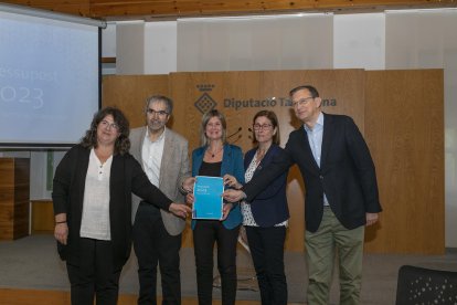 La presidenta Noemí Llauradó, el vicepresident Quim Nin i els portaveus dels diferents grups polítics durant la presentació.