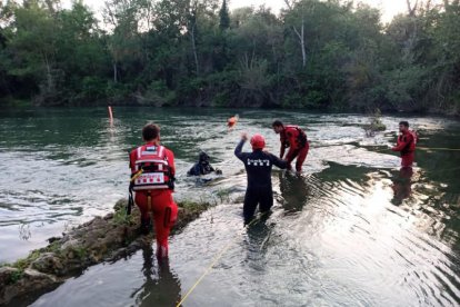 Imatge facilitada pels Bombers durant les tasques de rescat del jove al riu, a Balaguer.