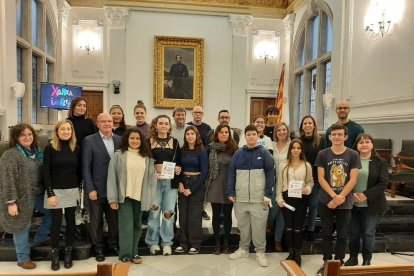 Foto de família del lliurament dels Segells per a la Igualtat a tres instituts de Reus.