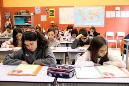 Alumnes sense mascareta a l'interior d'una classe de 5è de primària.