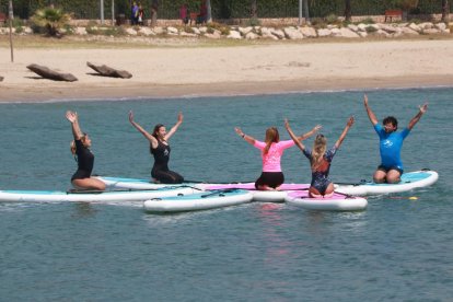 Un grup de persones practica el sub yoga, una activitat que es podrà fer aquest estiu a Cambrils