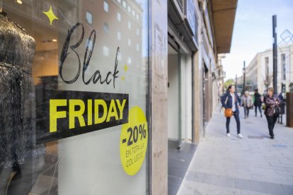 Les botigues del carrer Canyelles esperen que durant el cap de setmana hi hagi molta afluència de gent pel Black Friday.