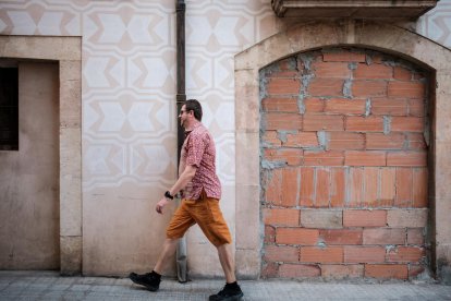 Aquest és l'aspecte de Cal Pobre, al número 6 del carrer dels Descalços, després que hagin tapiat les entrades aquesta setmana.