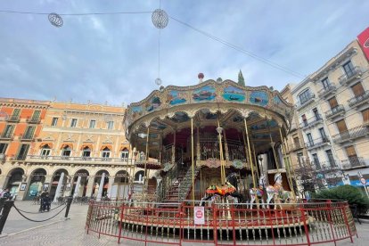 A la plaça Prim ja s'ha instal·lat el tradicional carrussel.