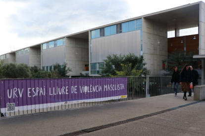 Pancarta al campus Sescelades contra la violència masclista.