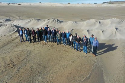 Imatge de la visita del subdelegat del Govern de les obres de trasllat de sorra per reforçar el Delta de l'Ebre.