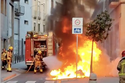 Los bomberos han sido toda la madrugada haciendo salidas a causa de contenedores quemados.