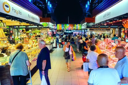 Imatge d'arxiu de clients anant a comprar al Mercat Central durant el passat mes d'agost.