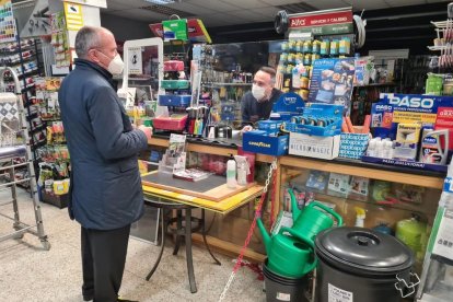 L'alcalde de Reus, Carles Pellicer, visita una botiga de la ciutat.