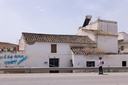 Façana de l'habitatge de l'home de 72 anys que ha mort després de ser agredit al robatori del seu habitatge.