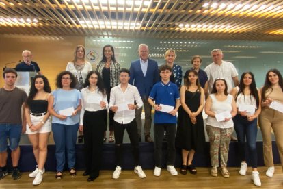 Imatge dels deu estudiants de Salou premiats amb beques universitàries.