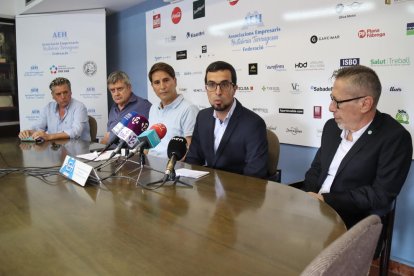 El gerente del Patronato de Turismo de Tarragona, Víctor Franquet, junto a los empresarios del sector de apartamentos turísticos.