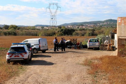 Agents dels Mossos d'Esquadra a l'entrada de l'habitatge de Santa Oliva, on s'ha produït una mort violenta.