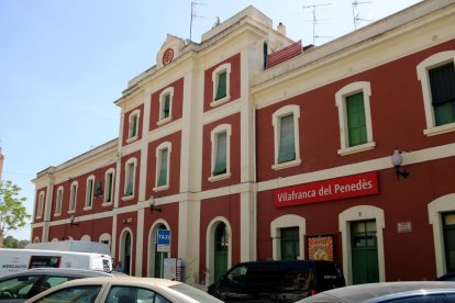 Façana principal de l'estació de trens de Vilafranca del Penedès.