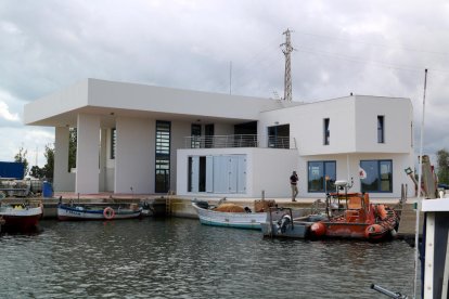 Nuevo edificio de la lonja de Pescadors en el puerto fluvial de Deltebre.