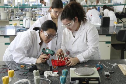 Un grupo de alumnos de Ingeniería Química de la URV acaban de ajustar su coche impulsado con hidrógeno.