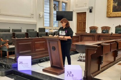 Joanna Hernandez, jugadora del Reus Rugbi Club, durant la lectura del manifest.