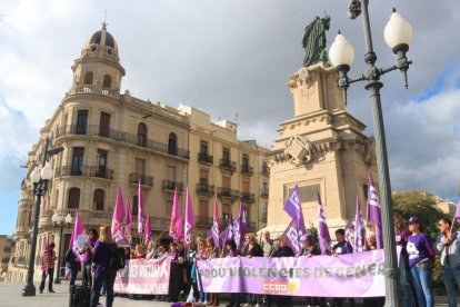 Una cinquantena de persones s'han concentrat aquest divendres al Balcó del Mediterrani amb motiu del 25-N.