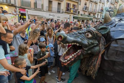 Grans i petits van vibrar amb la desfilada del Seguici Popular abans que els elements anessin a dormir al vestíbul de l'Ajuntament.