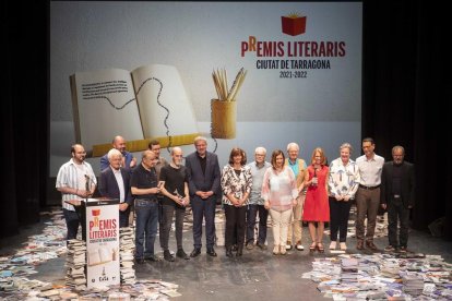 Ganadores y autoridades y representantes institucionales a la entrega de los Premios Ciudad de Tarragona