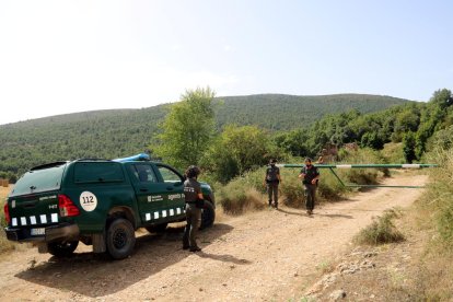 Agentes Rurales cerrando el acceso a pie y en vehículo a una zona de bosque.