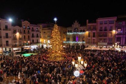 La plaça del Mercadal de Reus acull l'encesa de llums i un espectacle de dansa vertical.