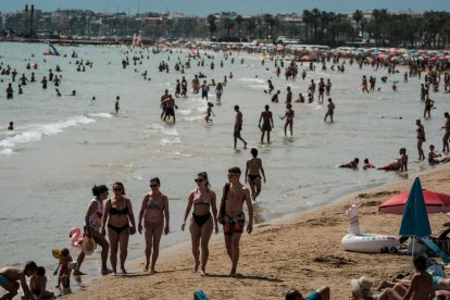 La platja de Llevant de Salou plena ahir al migdia.